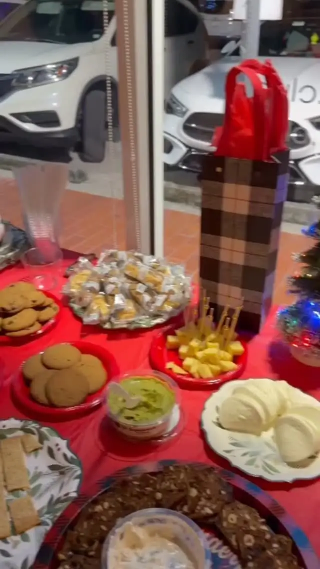 ✨🎄 FELICES FIESTAS | AIM MIAMI 🎄✨

En AIM MIAMI queremos agradecer, desde el corazón, a cada uno de nuestros miembros por acompañarnos a lo largo de estos años.
Gracias por confiar en nosotros, por moverse con intención, por crecer, aprender y construir comunidad a nuestro lado.

Estas fiestas son un recordatorio de lo verdaderamente importante:
✨ la conexión
✨ la presencia
✨ y el compartir

Seguiremos trabajando cada día para ser mejores para ustedes, para cuidar su movimiento, su bienestar y su proceso con el respeto y la pasión que merecen.

🎁 Feliz Navidad y Felices Fiestas 🎁
Que este nuevo año llegue lleno de salud, conciencia, fuerza y equilibrio.

Con gratitud infinita,
Equipo Art In Movement | AIM MIAMI 🤍

#AIMMiami #ArtInMovement
#FelicesFiestas #FelizNavidad
#MovimientoConsciente Gracias
ComunidadAIM PilatesLife